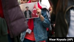 Protest učenika škole Mehmet Akif nakon hapšenja njenih učitelja i nastavnika, Priština, 29. mart 2018.