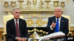 Presidenti amerikan, Donald Trump, dhe kryeministri kanadez, Mark Carney, në Zyrën Ovale, në Uashington, tetor 2025.