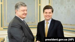 Президент України Петро Порошенко та Весс Мітчелл