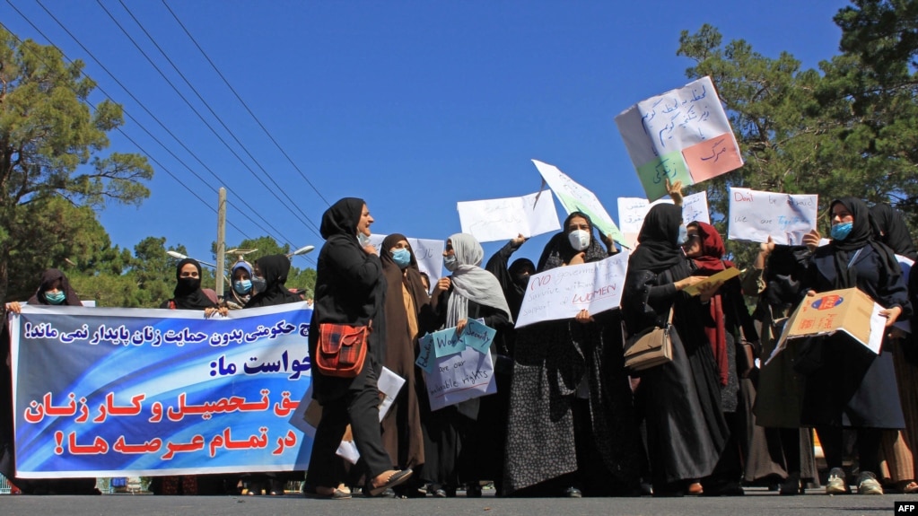 یکی از تجمعات اعتراضی زنان شهر هرات در اعتراض به محدودیت‌های حکومت طالبان در افغانستان
