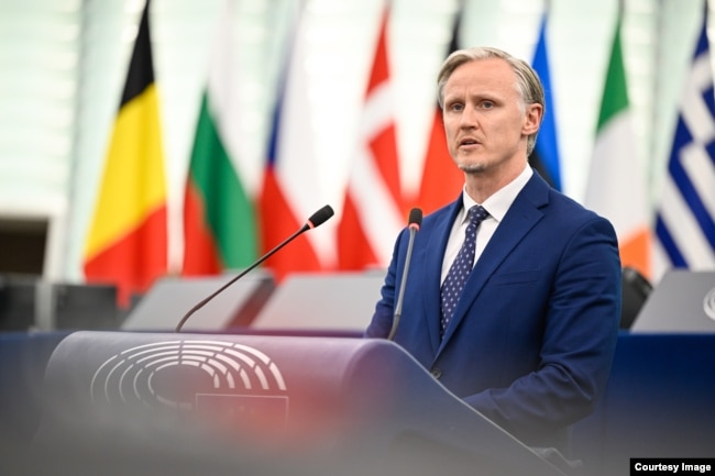 Дебати в Європарламенті про «забезпечення відповідальності та правосуддя у відповідь на постійні напади Росії на цивільне населення в Україні». Виступає латвійський євродепутат Ріхардс Колс. Страсбург, Франція, 28 квітня 2026 року