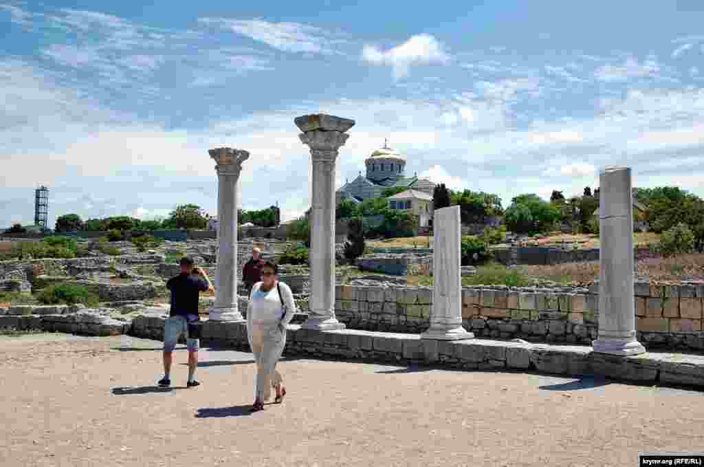 Туристы у колонн разрушенного античного древнегреческого храма, который находится на дальнем городище заповедника &laquo;Херсонес Таврический&raquo;