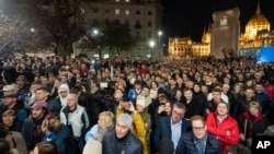 Mii de persoane au participat pe 26 martie la un protest în fața Procuraturii Generale din Budapesta după acuzații că oficiali ai guvernului Orban au influențat ilegal un dosar de corupție.