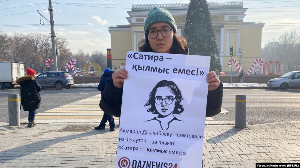 Активистка Oyan, Qazaqstan Акмарал Джакибаева проводит пикет в поддержку арестованного активиста Темирлана Енсебека. 21 января 2024 года