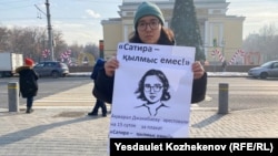 Акмарал Джакибаева на пикете в поддержку Темирлана Енсебека. Алматы, 21 января 2025 года