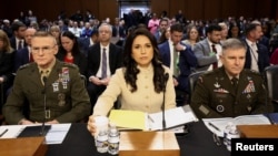 تولسی گابارد (مرکز عکس) اعلام کرد ایران بعد از جنگ ۱۲ روزه در حال بازسازی ظرفیت‌های غنی‌سازی هسته‌ای خود نبوده است