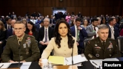 Ұлттық барлау қызметінің жетекшісі Тулси Габбард (ортада).