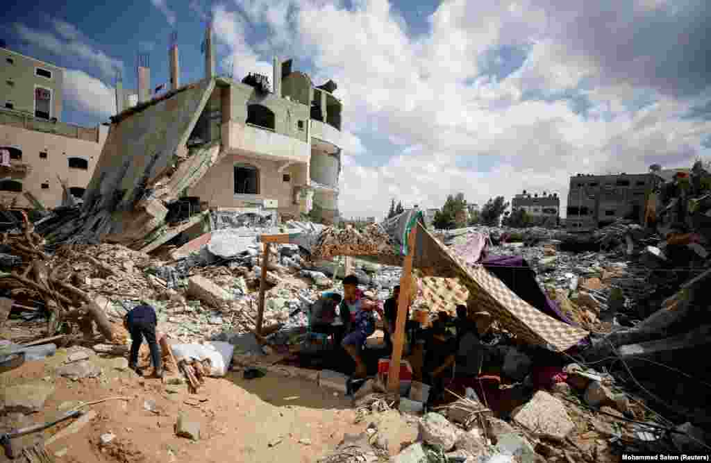 Palestinezët qëndrojnë në çadra të improvizuara, që i kanë ngritur pranë rrënojave të shtëpive të tyre të shkatërruara në Gaza. 23 maj, 2021.