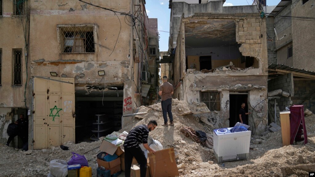 Banorët e kampit palestinez të refugjatëve në Tulkarem, tashmë të evakuuar, rikthehen për të mbledhur sendet e tyre personale para shkatërrimit të shtëpive të tyre, më 2 maj 2025.
