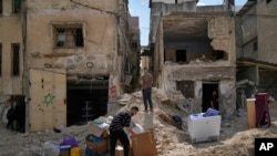 Banorët e kampit palestinez të refugjatëve në Tulkarem, tashmë të evakuuar, rikthehen për të mbledhur sendet e tyre personale para shkatërrimit të shtëpive të tyre, më 2 maj 2025.
