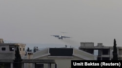 Російський військовий літак наближається до авіабази Хмеймім у сирійській прибережній Латакії, Сирія, 15 грудня 2024 року.