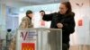 O femeie votează la o secție din St. Petersburg. 15 martie 2024