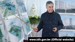  “Aşgabat-siti” – Gurbanguly Berdimuhamedowyň nobatdaky mega-taslamalarynyň biri bolup, gurluşyk işläri ýurduň agyr ykdysady çökgünligi başdan geçirýän we ilatyň garyplaşýan wagtyna gabat gelýär.