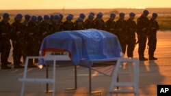 تابوت حامل جنازه سرباز ایرلندی کشته شده در جنوب لبنان