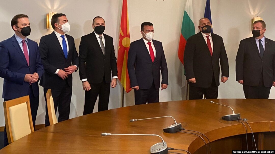 Македонската делегација предводена од премиерот Зоран Заев со бугарскиот премиер Бојко Борисов во Софија