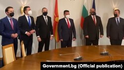 Македонската делегација предводена од премиерот Зоран Заев со бугарскиот премиер Бојко Борисов во Софија