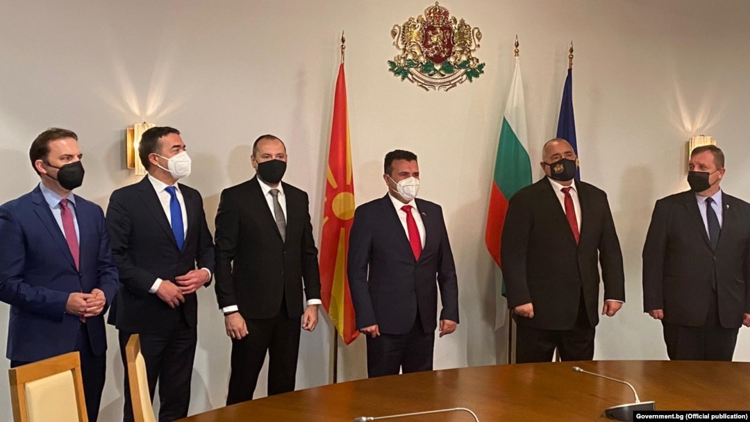 Македонската делегација предводена од премиерот Зоран Заев со бугарскиот премиер Бојко Борисов во Софија