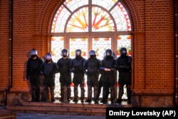 Бойцы ОМОНа блокируют вход в церковь св. Симеона и св. Елены ("Красный костел") в центре Минска, 26 августа