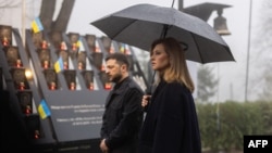 Președintele Ucrainei, Volodimir Zelenski și soția sa omagiind la 21 noiembrie, la Kiev, memoria celor decedați în timpul revoltelor din 2013, care urmăreau menținerea țării pe un curs pro-occidental. 