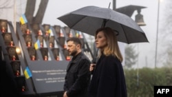 Украинският президент Володимир Зеленски и съпругата му Олена отбелязват паметта на загиналите по време на Оранжевата революция от 2004 г. и Революцията на достойнството през 2013-2014 г. И двете революции са битка за европейския път на Украйна.