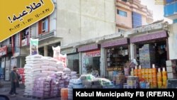 شماری از دکانداران شهر کابل که کالاهای شان را در پیاده‌رو گذاشته اند. 
