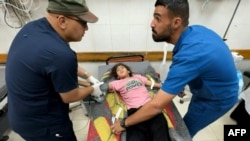 پس از حملۀ اسرائیل بر منطقۀ خان یونس، اجساد و زخمیها به شفاخانه منتقل شدند.