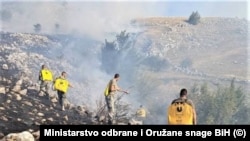 Pripadnici Oružanih snaga gase požar kod Nevesinja