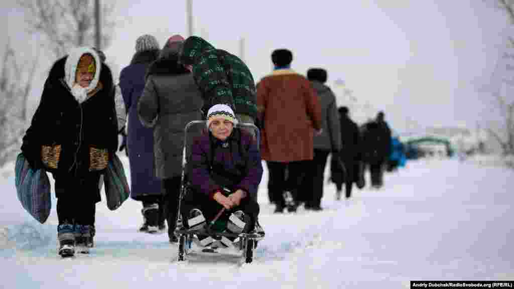 Літніх людей та людей із обмеженими можливостями, які нездатні пересуватися самостійно, перевозять на тачках родичі, або спеціально найнятий супровід