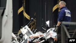 Брюссель: Поліцейський біля розбитих мотоциклів, 13 березня 2012 року