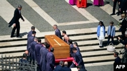 Sicriul cu trupul Papei Francisc este adus la Biserica Santa Maria Magiorre din Roma.