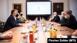  Orbán Viktor, Kásler Miklós és Tajti Norbert ezredes meghallgatják az Egészségügyi Tudományos Tanács Elnökségét a Karmelita kolostorban 2020. december 4-én.