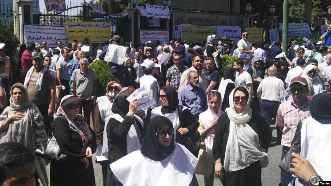 بر اساس تصاویر منتشر شده در شبکه های اجتماعی، نیروهای انتظامی و پلیس با ضربات باتوم تلاش کردند تا معترضان را متفرق کنند.