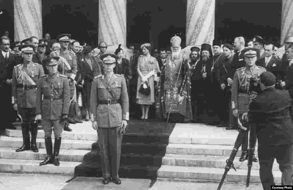 Arhivele Naționale. Regele Mihai, Regina Elena, mareșalul Antonescu și oficiali la o ceremonie religioasă la Patriarhie, în București, în timpul războiului.&nbsp;