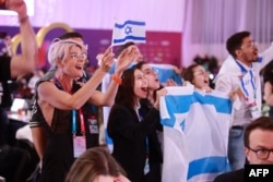 Fani ai Israelului, sprijinindu-l pe reprezentantul țării lor, Noam Bettan, din centrul de presă de la Wiener Stadthalle din Viena, în timpul primei semifinale Eurovision, pe 12 mai