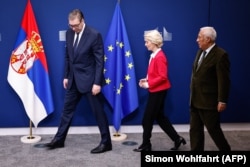 Президент Сербії Александр Вучич (ліворуч) прибуває до будівлі Єврокомісії в Брюсселі разом із президенткою Європейської комісії Урсулою фон дер Ляєн (посередині) та президентом Європейської ради Антоніу Коштою (праворуч), 10 грудня 2025 року