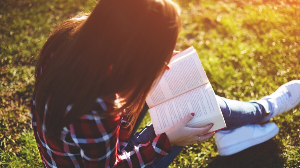 Постер книги. Та которую я люблю читать. Полки для книг. Девушка держит книгу. Та которую я люблю читать.