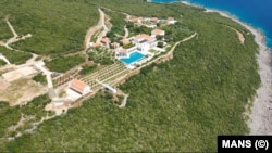 Villat në afërsi të Kotorit, në pronësi të një kompanie që është e lidhur me oligarkun Oleg Deripaska.
