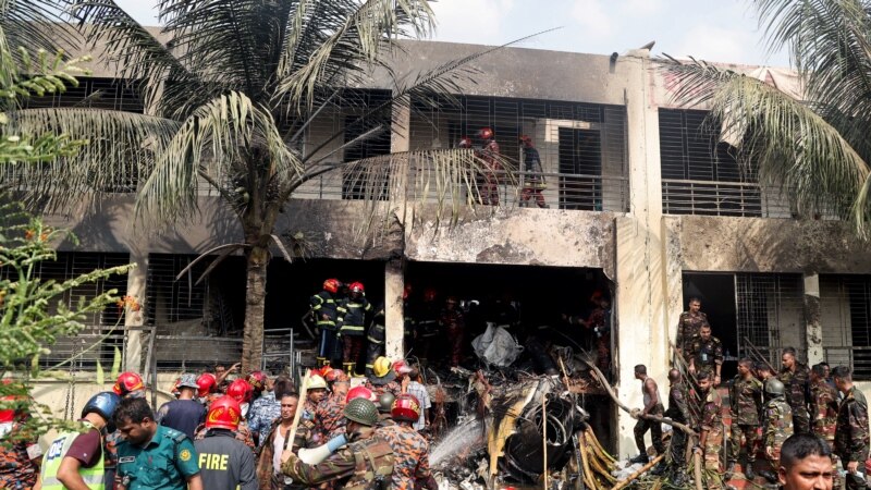 V Bangladešu vojaško letalo strmoglavilo na šolo, umrlo najmanj 16 ljudi