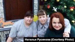 Наталья Русинова (справа) с ученицами "Взрослой школы"