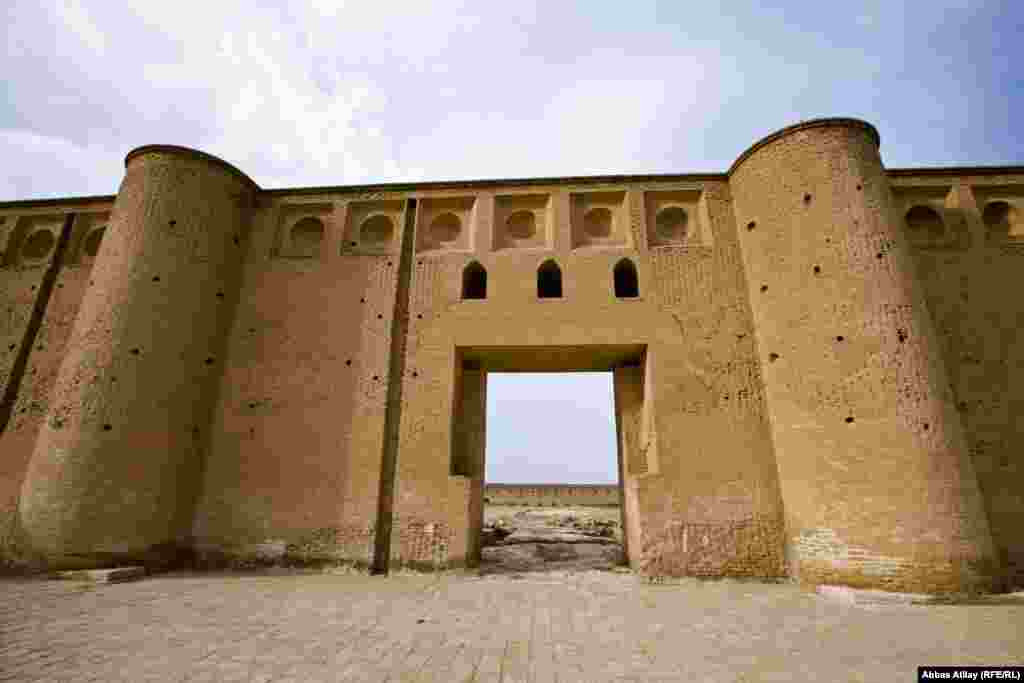 Babək qısa sürən mühakimədən sonra bu ərazidə şaqqalanaraq edam edildi. Onun başı əhalini qorxutmaq üçün Xorasana göndərildi. Bədəni isə Samirədə asıldı.