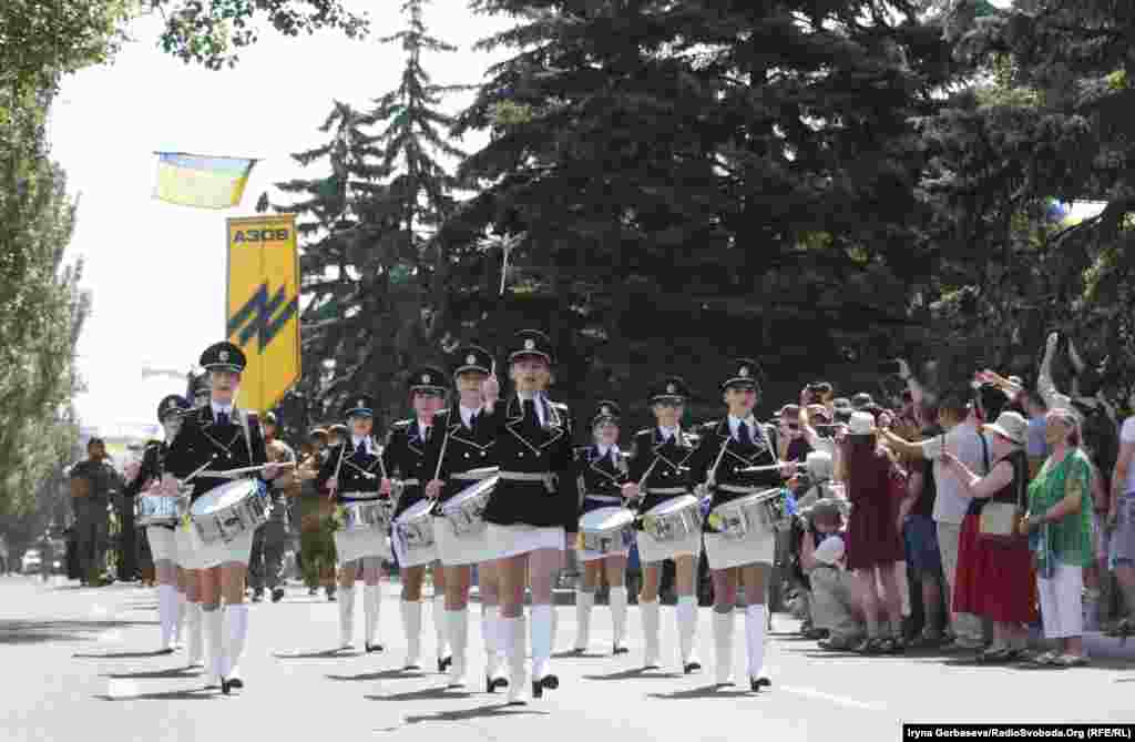 На чолі колони пройшов загін барабанщиць обласного управління національної поліції Донецької області