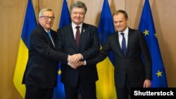 Президент України Петро Порошенко (посередині), голова Єврокомісії Жан-Клод Юнкер (ліворуч) та голова Євроради Дональд Туск під час зустрічі у Брюсселі. 17 березня 2016 року