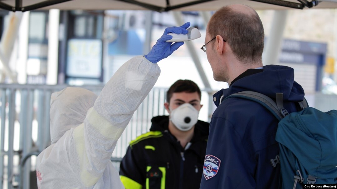 Medicinski radnik pregleda čoveka u Italiji