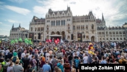 В Угорщині є багато незгодних із будівництвом філії китайського Університету Фудань у Будапешті, які 5 червня мітингували перед будівлею парламенту