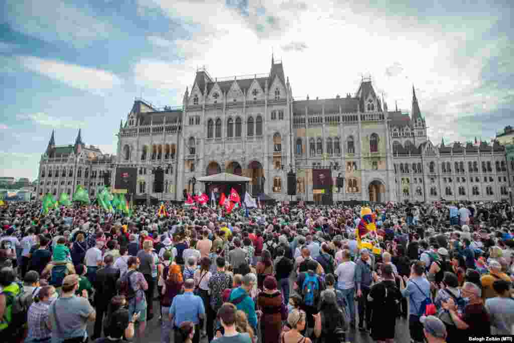 Résztvevők a kínai Fudan Egyetem budapesti kampuszának létrehozása ellen meghirdetett tüntetésen a Parlament előtt. Kossuth Lajos tér, 2021. június 5.