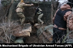 Український артилерист готує 155-мм снаряд для самохідної гаубиці А-109 на передовій у Запорізькій області, 18 березня 2026 року