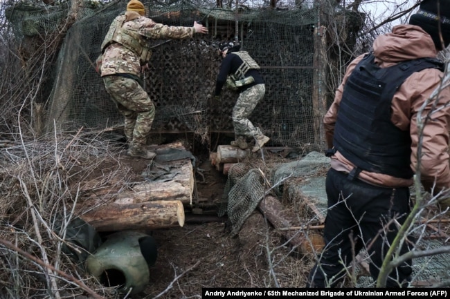 Український артилерист готує 155-мм снаряд для самохідної гаубиці А-109 на передовій у Запорізькій області, 18 березня 2026 року