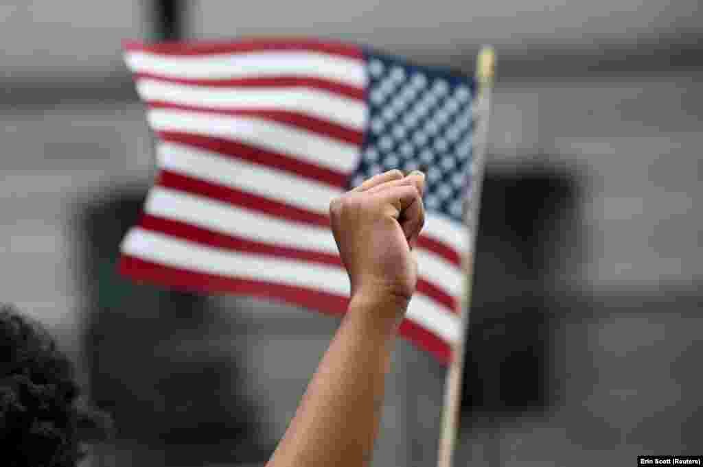 Протестувальник тримає вгорі стиснутий кулак під час маршу проти расової нерівності після смерті в Міннеаполісі афроамериканця Джорджа Флойда через неправомірні дії поліцейського. Вашингтон, США. 10 червня 2020 року