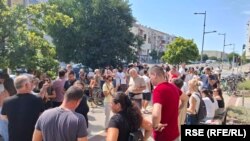 Građani su se 5. septembra okupili ispred Hitne pomoći u Novom Sadu kako bi pružili podršku lekaru i dvojici tehničara kojima je uručeno rešenje o otkazu.