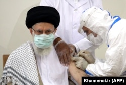 Ali Hámenei ajatollah, Irán legfelsőbb vezetője megkapja a hazai gyártású COVIran Barekat koronavírus-vakcina első adagját Teheránban 2021. július 23-án